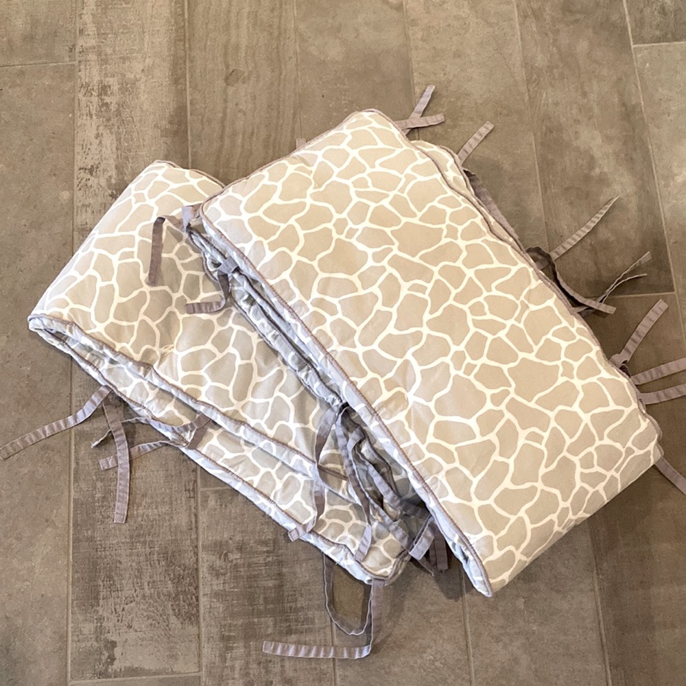 Giraffe pattern crib bumber